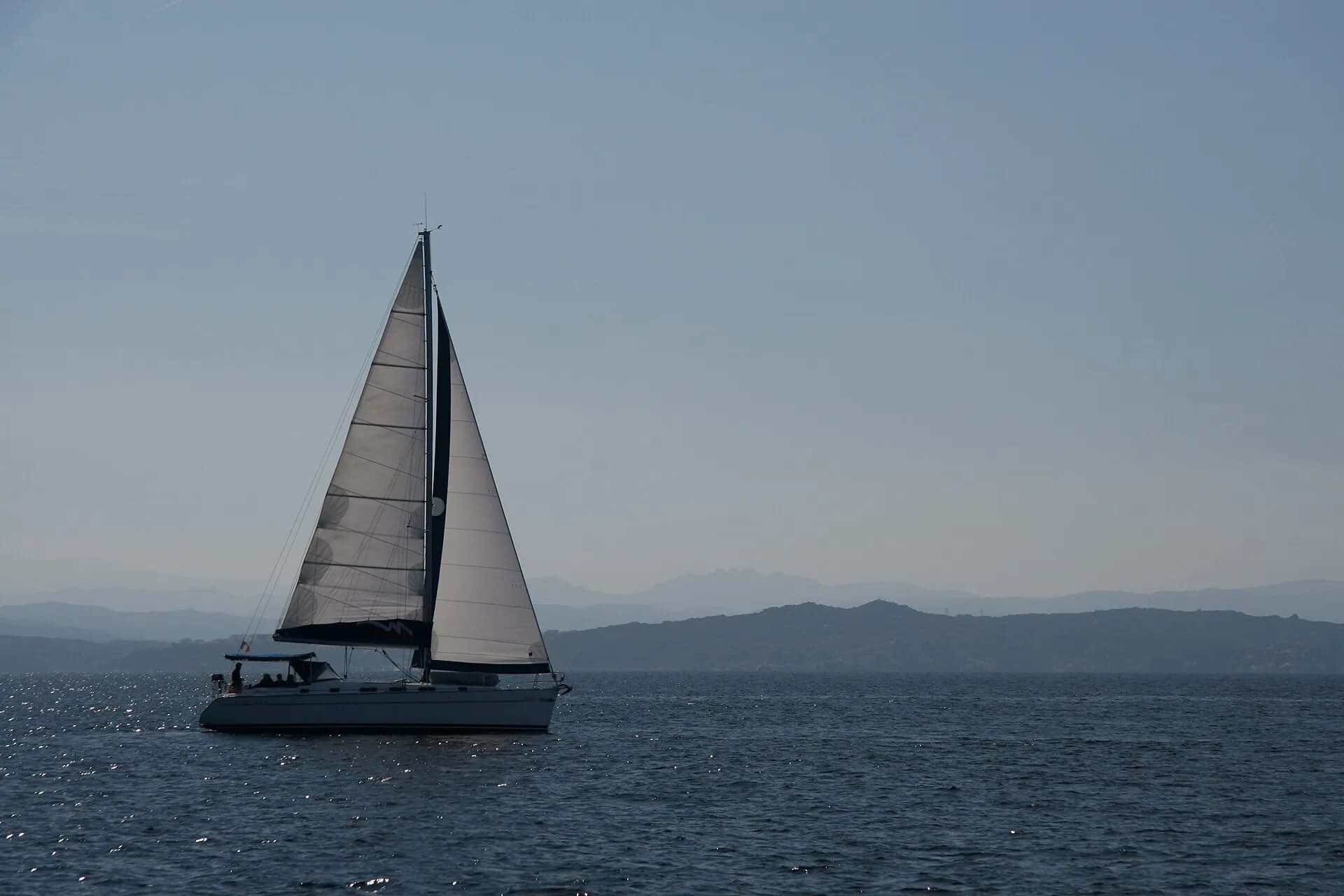 Sloop under full sail showing its fractional rig